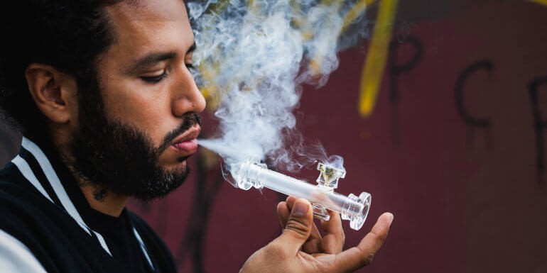 Fumar hachís o marihuana sin tabaco